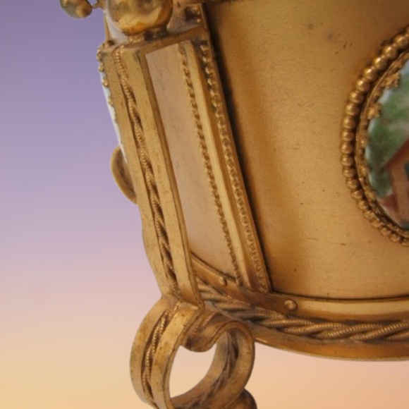 Guttin Cameo Casket Box - Picture 5 of 9